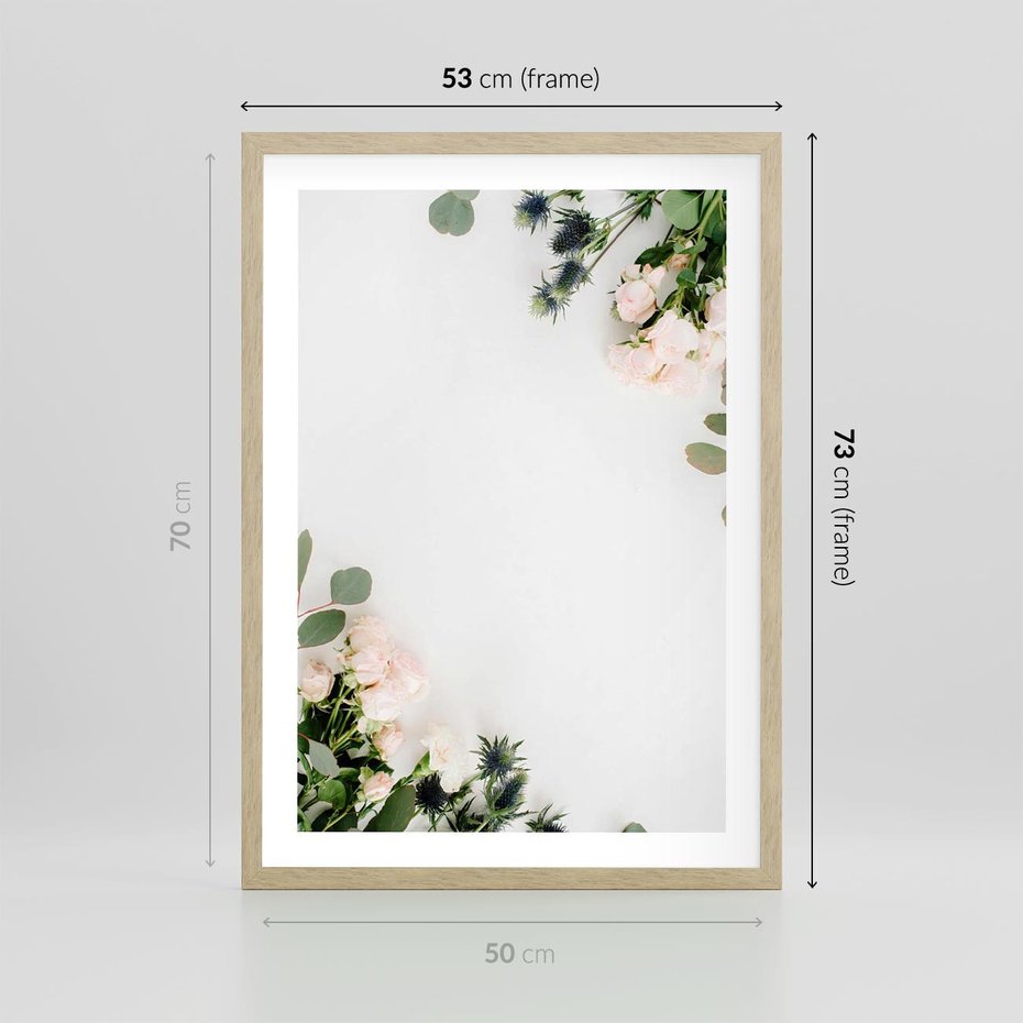 Plakat w ramie 50x70 - Kompozycja z Białych Róż i Eukaliptusa - kompozycja z białych kwiatów na białym tle, róże - rama drewno