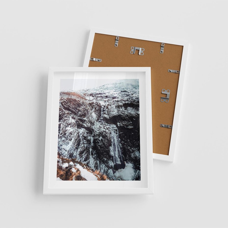 Plakat w ramie 40x50 - Góry w Białym Uroku: Zimowa Sceneria - górski krajobraz, zima - rama biała