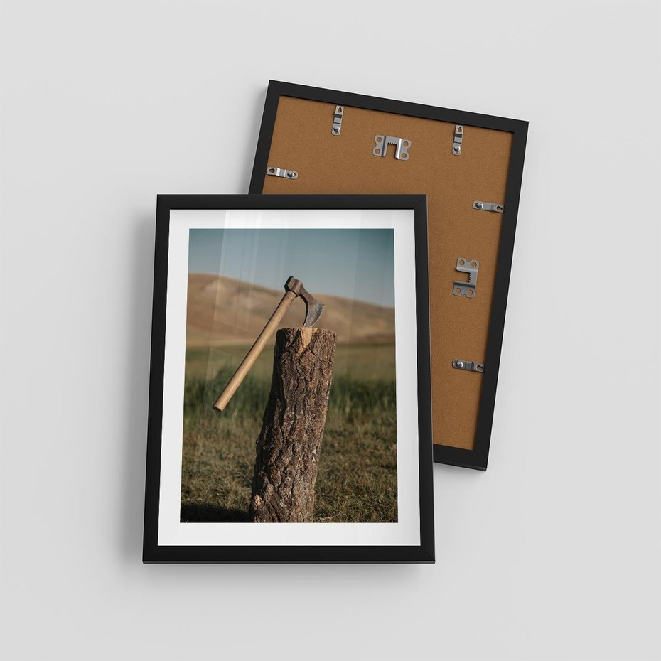 Plakat w ramie 30x40 - Lasowa siła w drewnie - las, siekiera - rama czarna