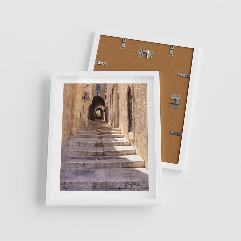 Plakat w ramie 40x50 - miasto w innej odsłonie - uliczka, perspektywa - rama biała