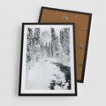 Plakat w ramie 50x70 - Spokój Zimowego Lasu w Górach - zima w lesie, w górach - rama czarna