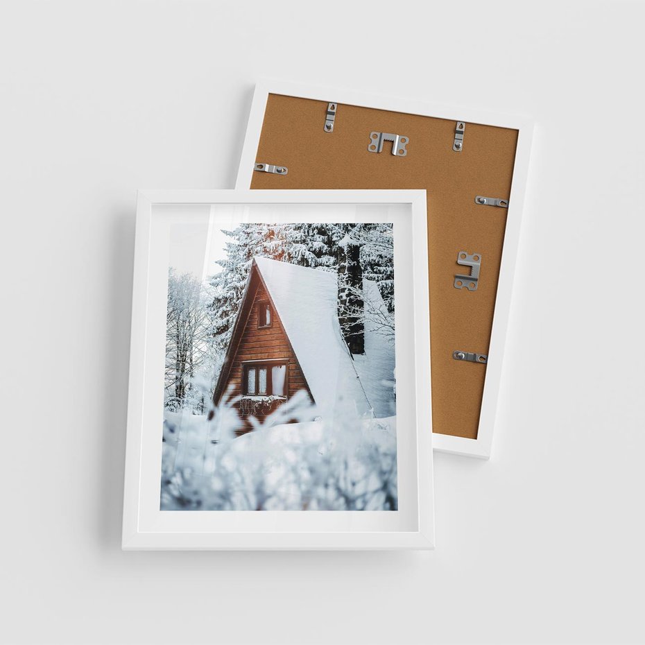 Plakat w ramie 40x50 - Zimowe Ustronie w Lesie - domek w lesie, zimowy las - rama biała