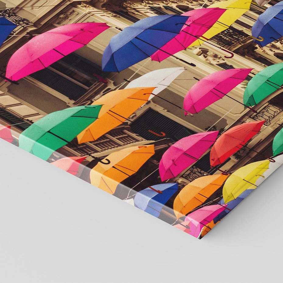 Obraz na płótnie 80x120 - Barwna symfonia wyobraźni - fotografia, kolorowe parasolki podwieszone nad ulicą