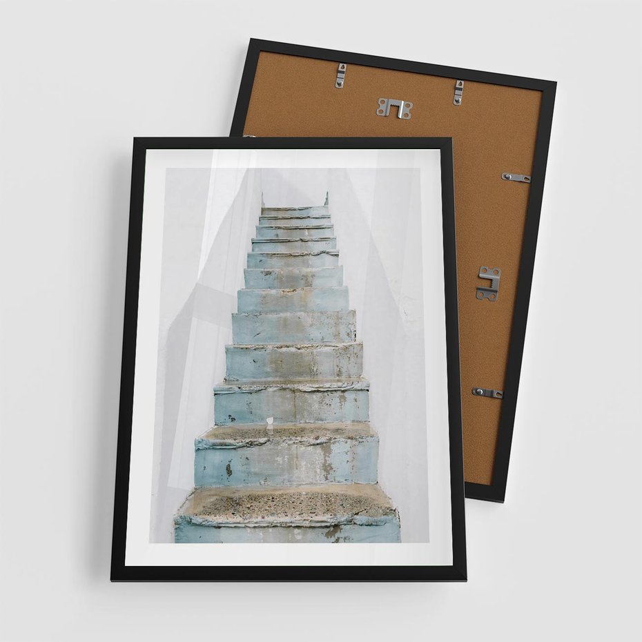 Plakat w ramie 50x70 - Niebieskie Schody Santorini - stare kamienne schody, niebieskie schody - rama czarna