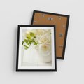 Plakat w ramie 40x50 - Subtelność białych frezji - frezja, białe - rama czarna