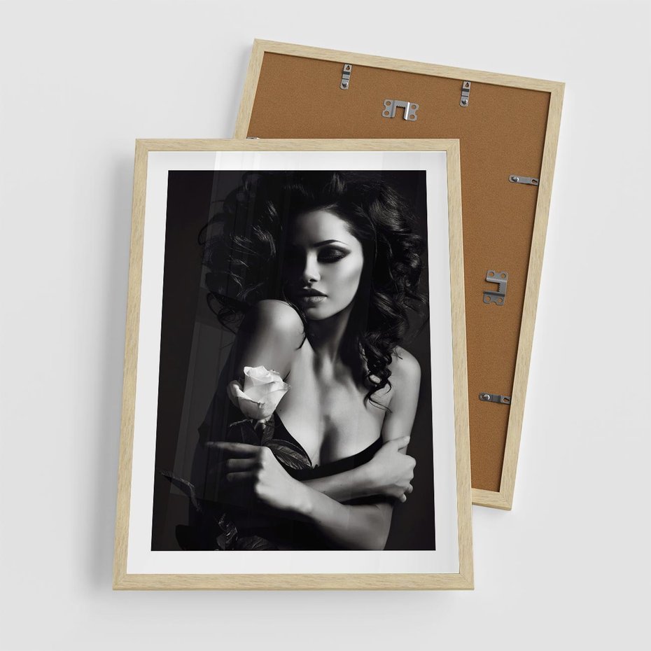 Plakat w ramie 50x70 - Piękno kobiecego aktu uchwycone - kobieta, akt - rama drewno