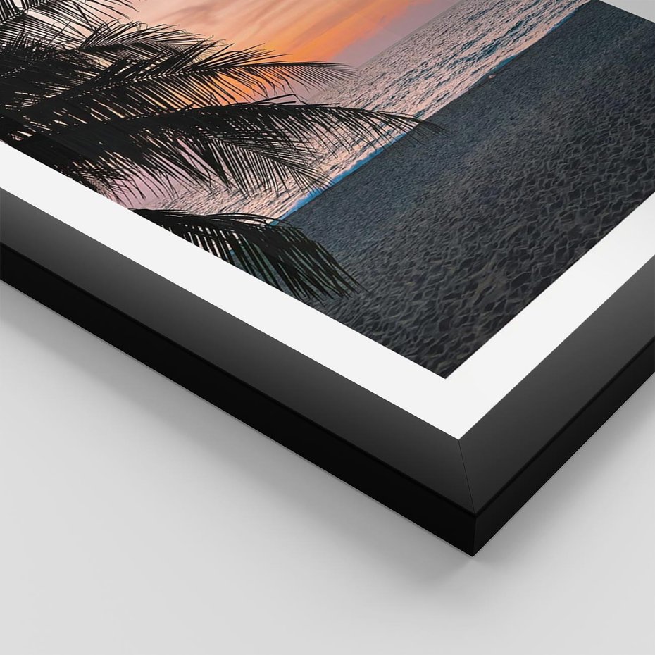Plakat w ramie 40x50 - Tropikalny Zachód Słońca: Piękno Palmy - palma, nad morzem - rama czarna