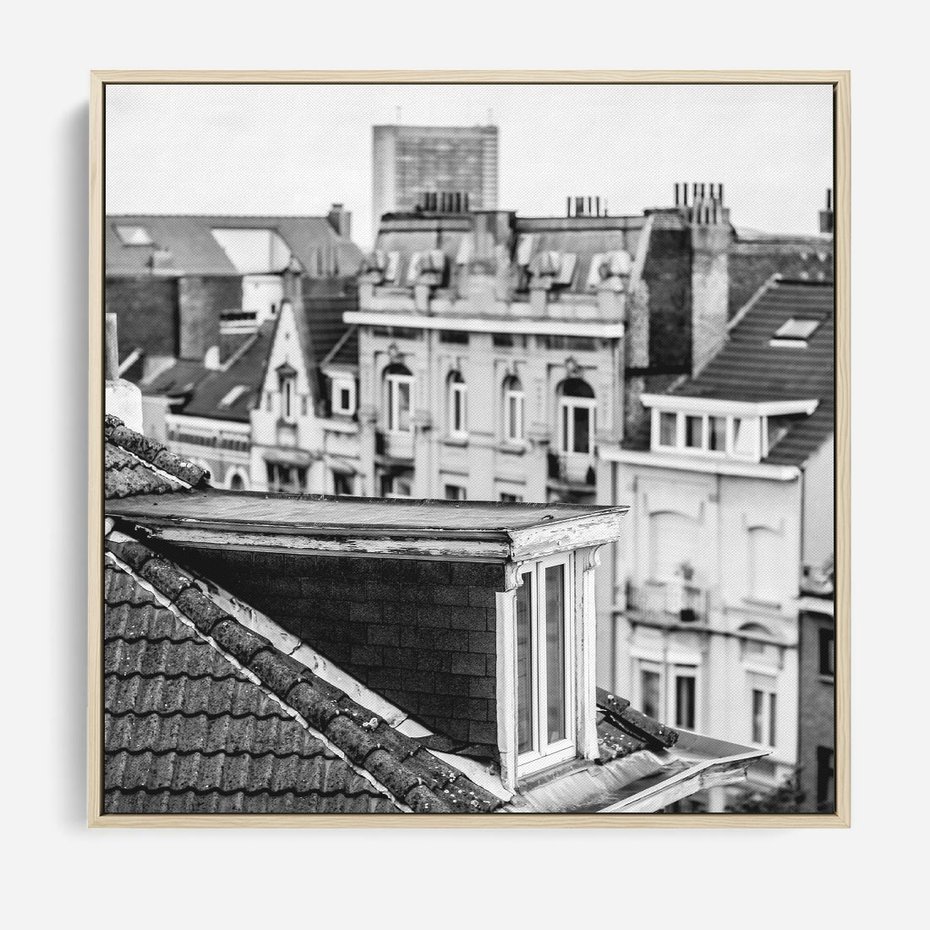 Obraz w ramie 80x80 - Miasto w Retro Odsłonie - fotografia czarno biała, ujęcie na dachy wielkiego miasta - rama drewno