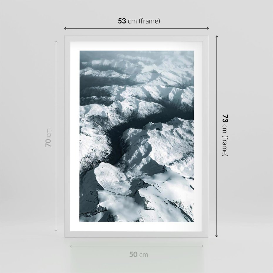 Plakat w ramie 50x70 - Ośnieżone Szczyty z Wysoka - ośnieżone szczyt górskie, zdjęcie z lotu ptaka - rama biała