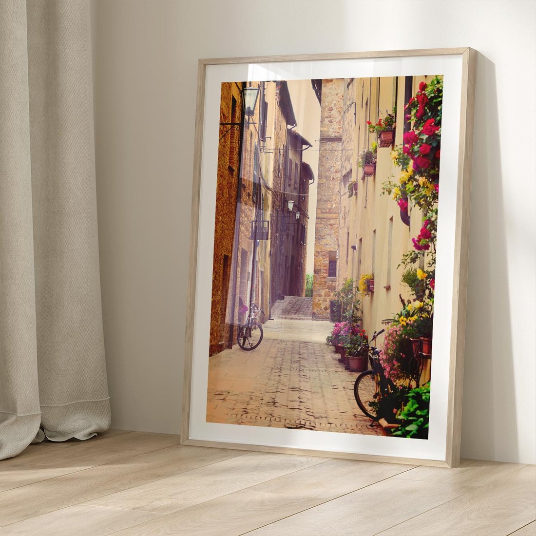 Plakat w ramie 30x40 - Rowerowa przygoda w uliczkach pełnych perspektywy - uliczka, perspektywa - rama drewno