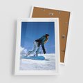Plakat w ramie 50x70 - Snowboard na zimowych zboczach - snowboard, zima - rama biała