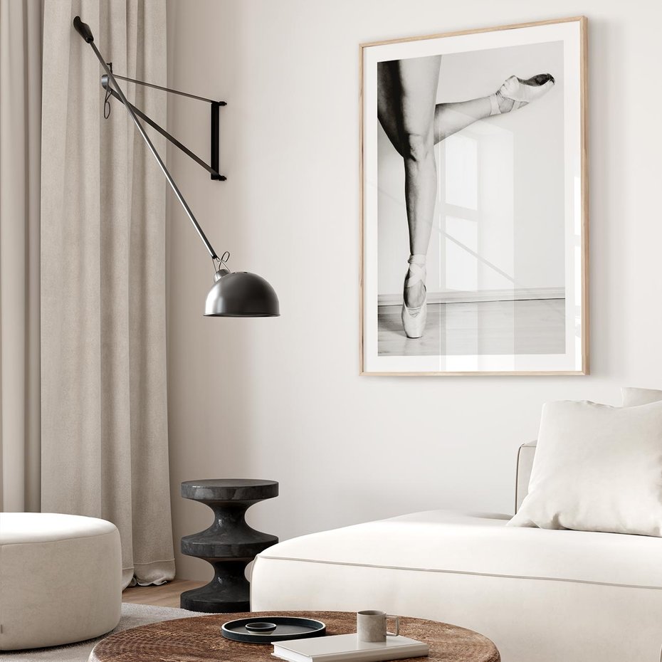Plakat w ramie 40x50 - Tańcząca Delikatność - artystyczne zdjęcie, odcienie szarości - rama drewno