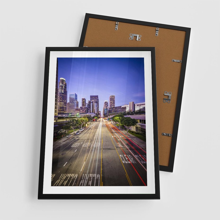 Plakat w ramie 50x70 - Światło nocnej ulicy - miasto, nocą - rama czarna