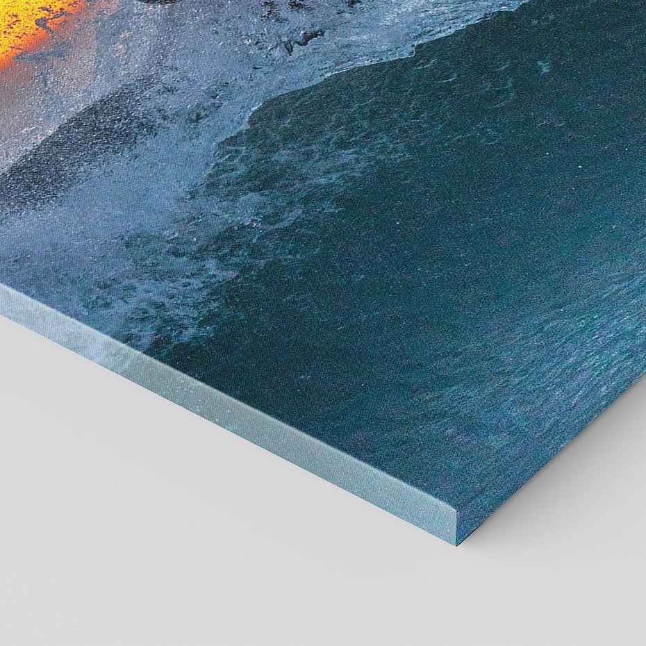 Obraz na płótnie 50x70 - Surfer na falach morza: Spotkanie z wolnością - surfer, surfing