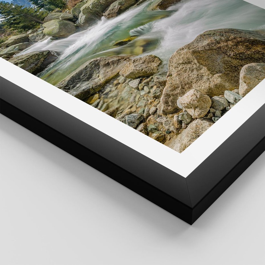 Plakat w ramie 40x50 - Górski strumyk w harmonii - strumyk, górski - rama czarna