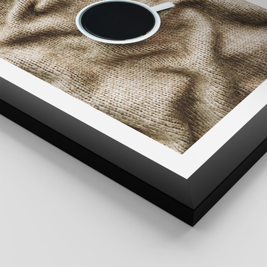 Plakat w ramie 50x70 - Filiżanka Kawy na Brązowym Kocu - kawa, czarna kawa - rama czarna