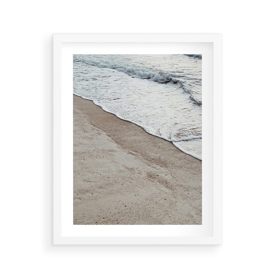 Plakat w ramie 40x50 - Brzeg Morza: Malownicza Plaża i Fale - morze, plaża - rama biała
