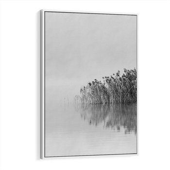 Obraz w ramie 80x120 - Mglisty Brzeg Jeziora - czarno białe zdjęcie, zamglone jezioro - rama biała