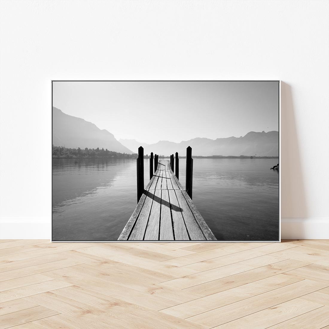Obraz w ramie 70x50 - Spokojna Przystań - czarno biała fotografia, drewniany pomost na jeziorze - rama biała