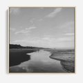 Obraz w ramie 50x50 - Nadmorska Melodia - czarno białe zdjęcie, plaża - rama drewno