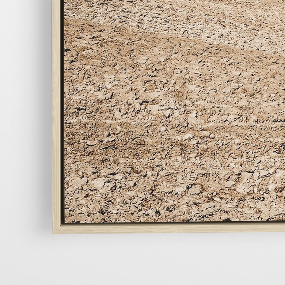 Obraz w ramie 70x100 - Refleksyjny taniec myśli - pustynny krajobraz, odcienie sepii - rama drewno