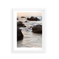 Plakat w ramie 30x40 - Dramatyczna Sceneria: Morze i Skały nad Brzegiem - fale, morze - rama biała