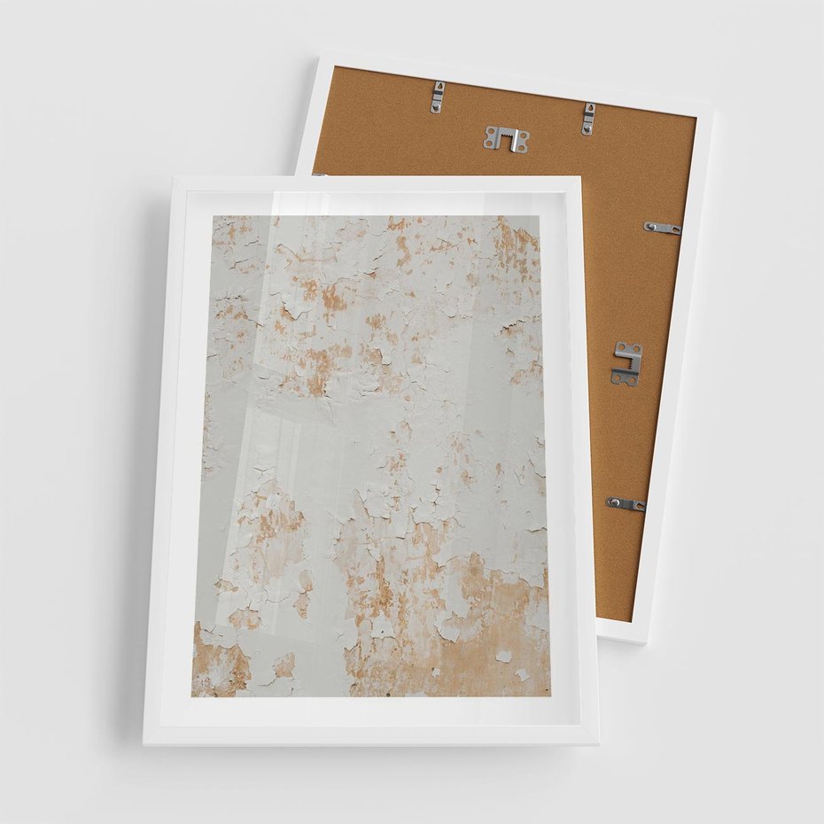 Plakat w ramie 50x70 - Beżowa Ściana z Łuszczącą Się Farbą - stara ściana, beżowa - rama biała