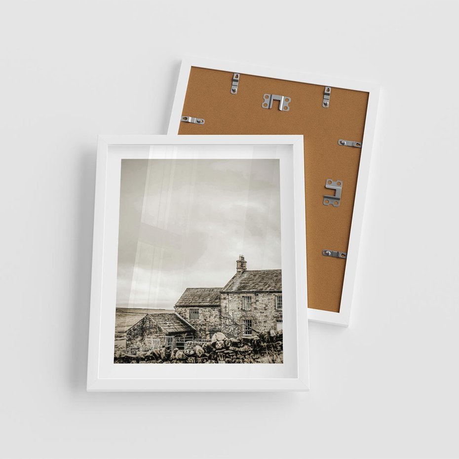 Plakat w ramie 40x50 - Kamienny Dom w Odcieniach Sepii - stary kamienny dom, odcienie sepii - rama biała