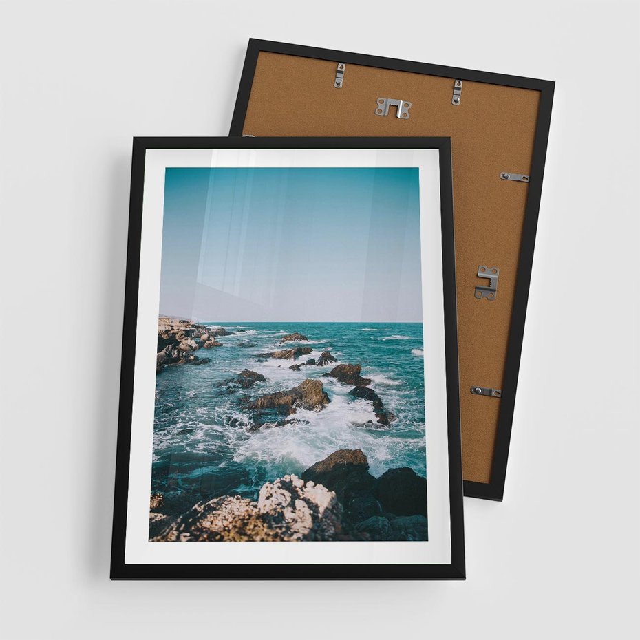 Plakat w ramie 50x70 - Dramatyczna Sceneria: Fale i Skały nad Morzem - morze, fale - rama czarna