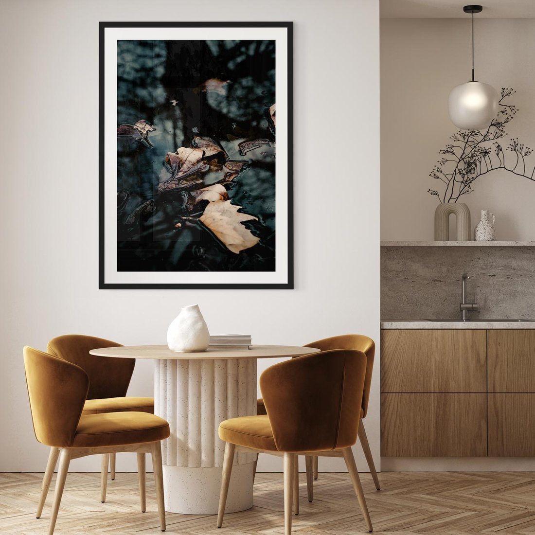 Plakat w ramie 50x70 - Jesienne Liście w Kałużach: Odbicie Natury - jesienne liście wkałuży, fotografia - rama czarna