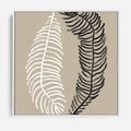 Obraz w ramie 50x50 - Spleciona Harmonia - sztuka nowoczesna, białe i czarne pióro - rama biała