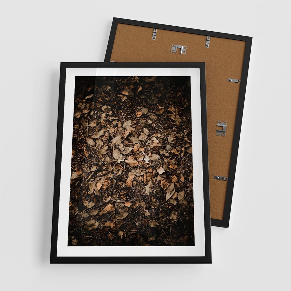 Plakat w ramie 50x70 - Brązowe Liście w Scenerii - suche liście jesień brąz - rama czarna