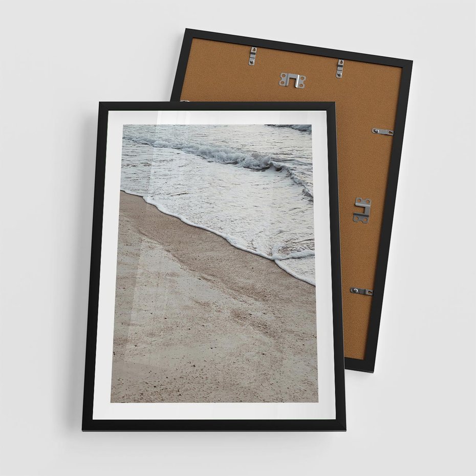 Plakat w ramie 50x70 - Brzeg Morza: Malownicza Plaża i Fale - morze, plaża - rama czarna