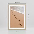 Plakat w ramie 50x70 - Ślady Stóp na Plaży: Spacer nad Morzem - plaża, ślady stóp na piasku - rama drewno