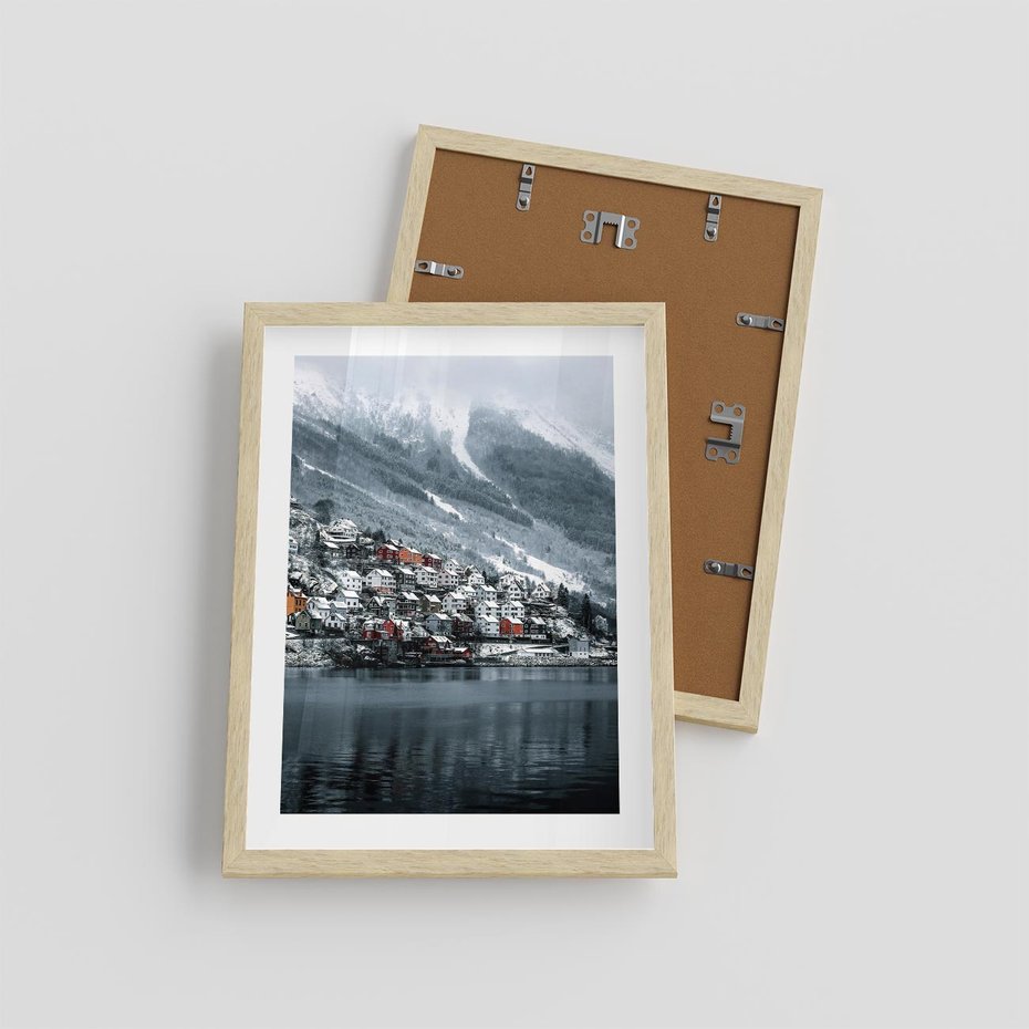 Plakat w ramie 30x40 - Skandynawia na Wzgórzach - domki na wzgórzu, skandynawia - rama drewno