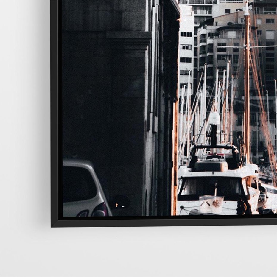 Obraz w ramie 100x70 - Światło Portowe - czarno białe zdjecie, uliczka w nadmorskim mieście - rama czarna