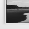 Obraz w ramie 70x50 - Nadmorska Melodia - czarno białe zdjęcie, plaża - rama biała
