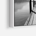 Obraz w ramie 50x50 - Spokojna Przystań - czarno biała fotografia, drewniany pomost na jeziorze - rama biała
