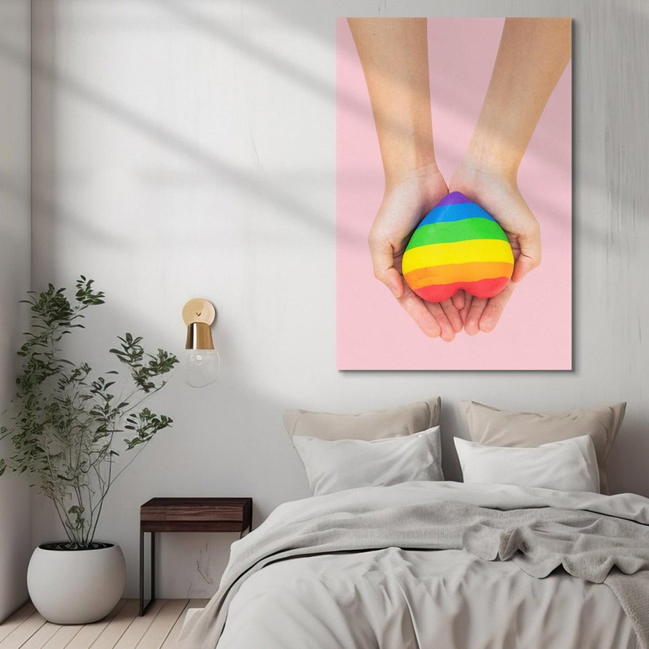 Obraz na płótnie 80x120 - Miłość na Dłoniach - zdjęcie, dłonie trzymają ulepione tęczowe serce