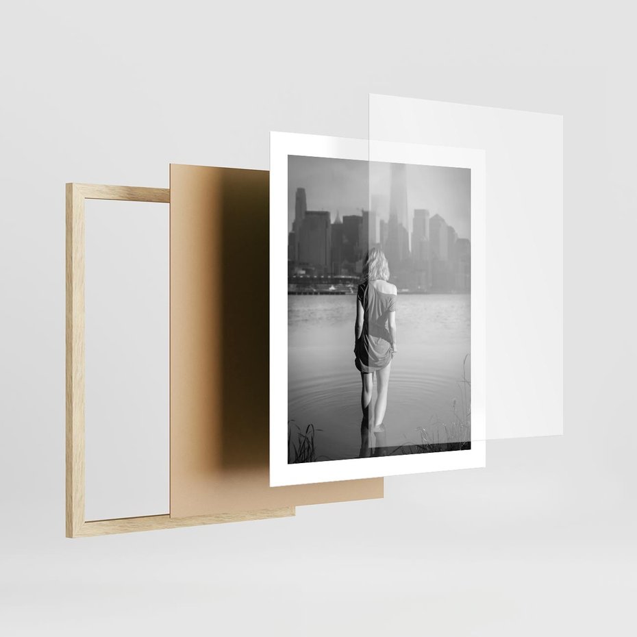 Plakat w ramie 40x50 - Kapiel w Mieście - czarno białe zdjęcie, kobieta wchodzi do wody - rama drewno