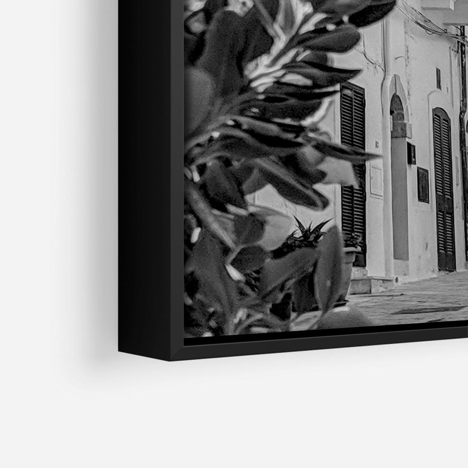 Obraz w ramie 50x50 - Nadmorska Uliczka - czarno białe zdjecie, uliczka w nadmorskim mieście - rama czarna