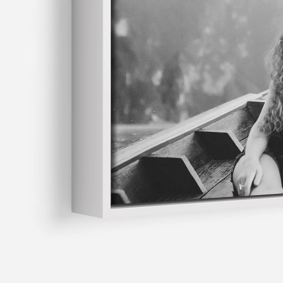 Obraz w ramie 120x80 - Księga mglistych marzeń - czarno biała fotografia, para zakochanych w łodzi - rama biała