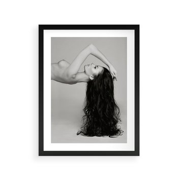 Plakat w ramie 50x70 - Piękno włosów kobiety w ruchu - włosy, piękno - rama czarna