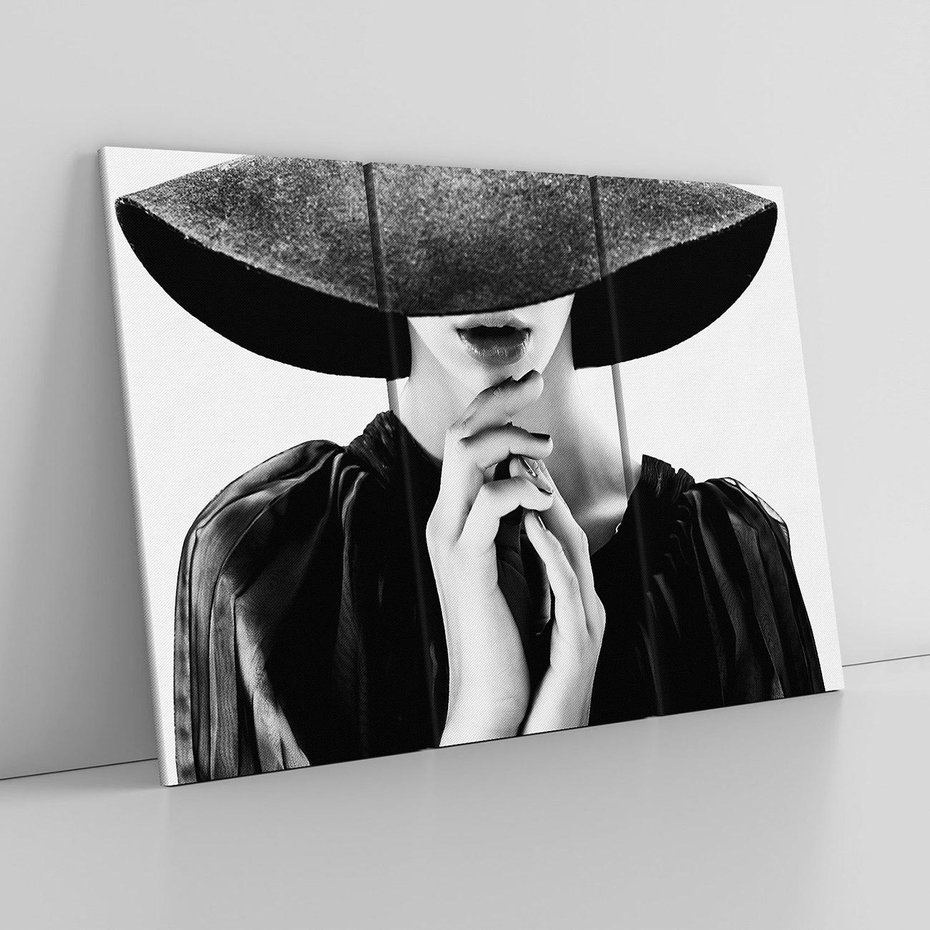 Obraz na płótnie 120x80 - Czarna Elegancja - fotografia czarno biała, zbliżenie portret kobiety w czerni