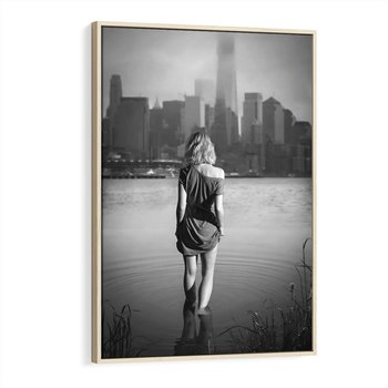 Obraz w ramie 50x70 - Kapiel w Mieście - czarno białe zdjęcie, kobieta wchodzi do wody - rama drewno