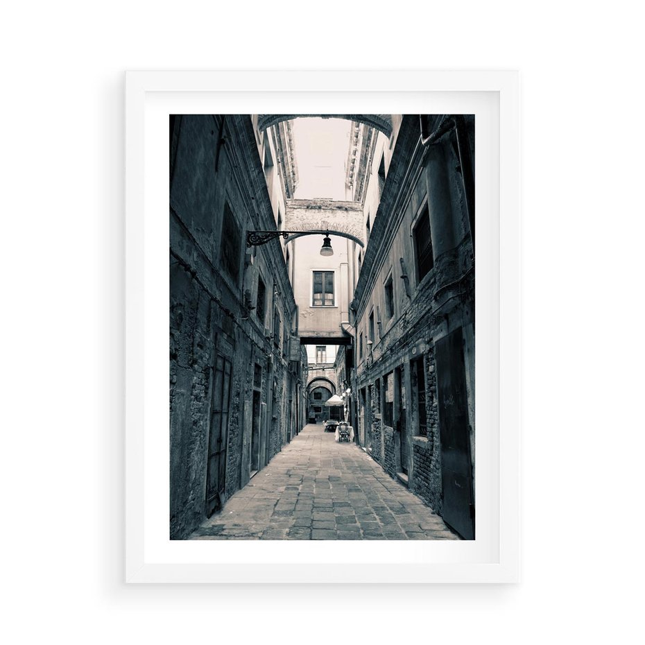 Plakat w ramie 50x70 - Odkryj tajemnice miasta - uliczka, perspektywa - rama biała