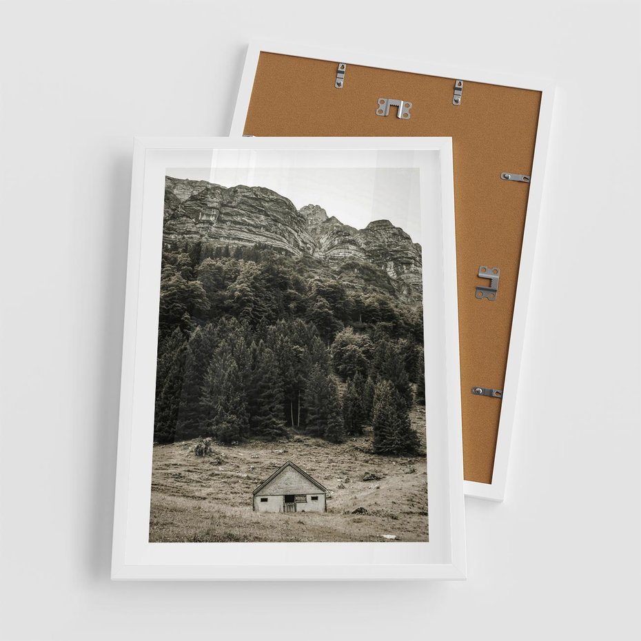 Plakat w ramie 50x70 - Dom w Odcieniach Natury - domek w górach, góry - rama biała