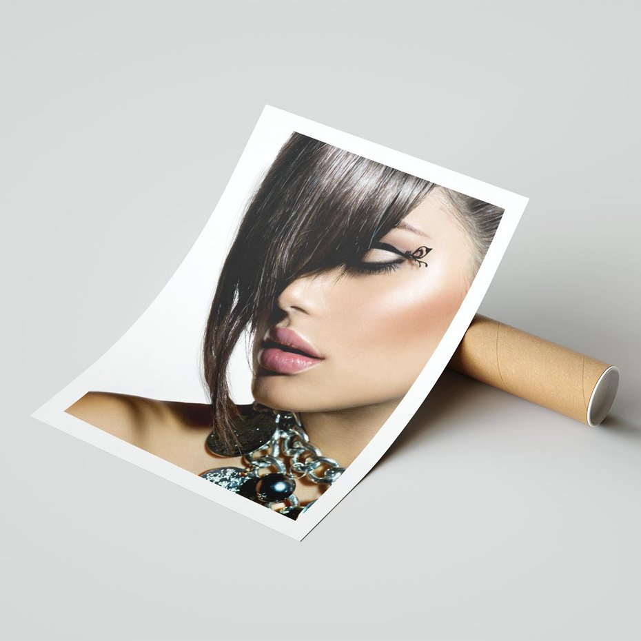 Plakat bez ramy 50x70 - Kobieca Fryzura w Ruchu - fryzura, kobieta