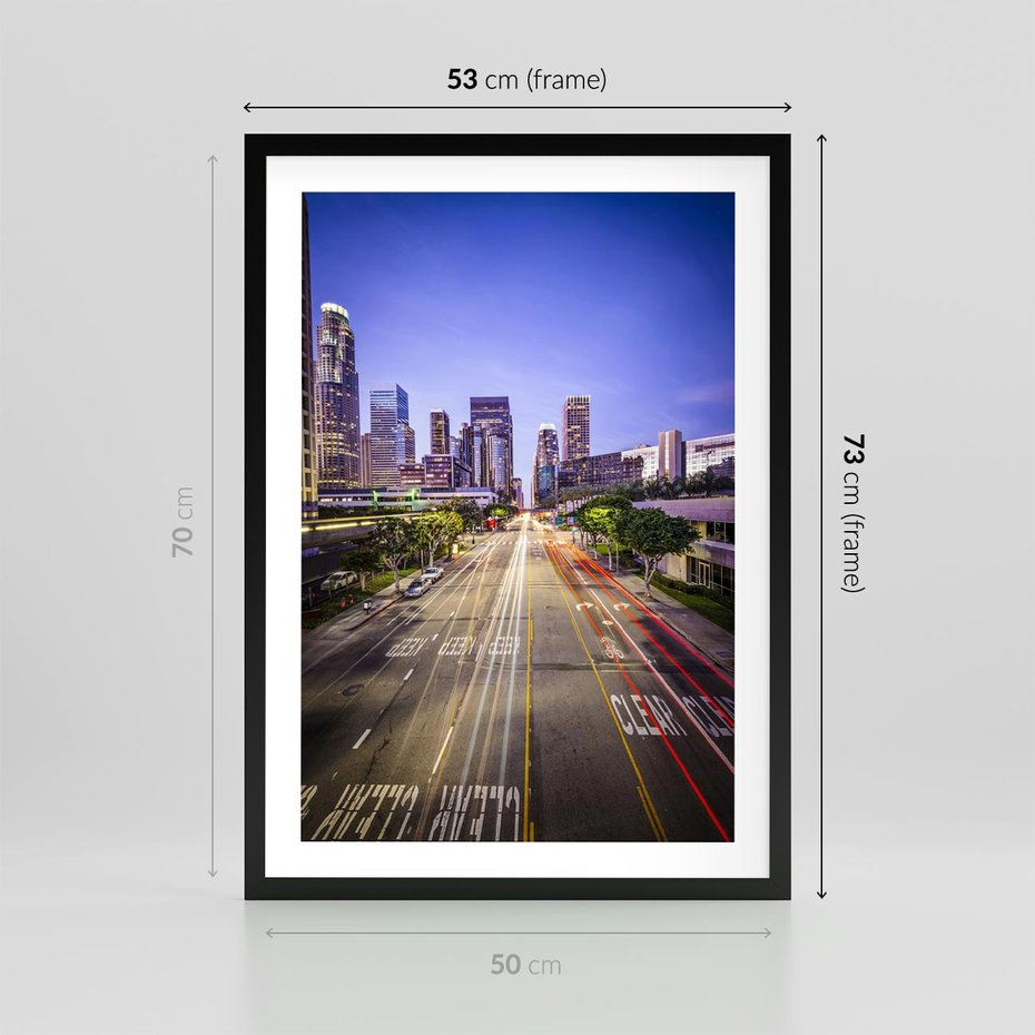 Plakat w ramie 50x70 - Światło nocnej ulicy - miasto, nocą - rama czarna