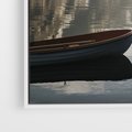 Obraz w ramie 50x70 - Refleksje Natury - morze, łódka - rama biała